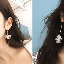 Load image into Gallery viewer, Asymmetric Flower Drop Earrings