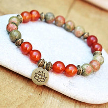 Load image into Gallery viewer, Agate Lotus Pendant Beaded Bracelet